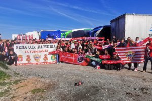 Peñistas de Orgullo Almeriense y de La Fuensanta antes del partido de su Almería del alma en Granada.