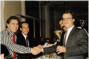 Pepe Jurado saluda a Paco Díaz Casimiro junto a Santiago Martínez Cabrejas.