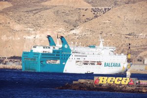 El barco de Balearia haciendo su entrada en el puerto.