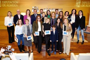Ponentes de ‘Mujeres y liderazgo’  junto a las autoridades almerienses y una de las organizadoras del evento, Libertad Martínez.