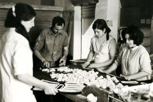 Celia, Paco, Paca e Isabel haciendo rosquillas.
