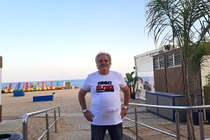 Antonio Torres trabaja su candidatura junto al Mediterráneo.