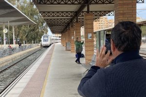 Un ferroviario jubilado graba con su teléfono móvil la salida del tren hacia Granada.