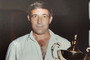 Juan Goros con uno de los trofeos Pichichi de su carrera.