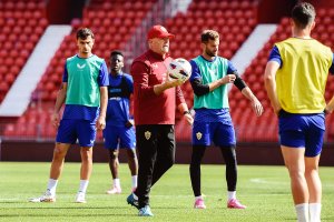 En la primera mitad de la sesión dando instrucciones a los futbolistas.