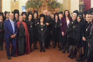 Obispo, alcaldesa y Presidente de la Agrupación de Cofradías, con las mantillas de La Unidad.