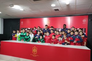 Foto de familia con los canteranos y los tres futbolistas del combinado nacional (Pubill, Diego López y Samu Omorodion). que se pasaron por la sala