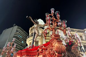 El Cristo del Amor, a su paso por Puerta Purchena, con la Casa de las Mariposas al fondo.