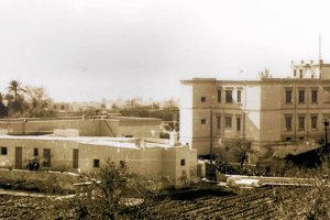 Los primeros años de la Estación Sismológica y Meteorológica con las viviendas al lado.