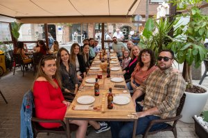 Amigos disfrutando de las fiestas de San Marcos en La Bodega del Jamón.