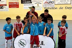 'Pablito' capitán del Pechina levantando el título de subcampeón