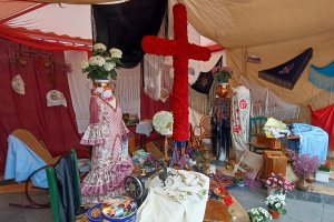 Cruz de Mayo instalada en la Plaza de las Velas.
