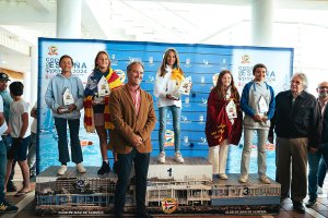 Los ganadores y el concejal.