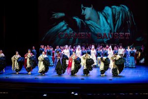 Saludo final de todos los alumnos del espectáculo Carmen Dauset.