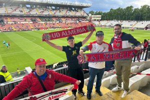 Los peñistas del Almería en la grada de Vallecas.
