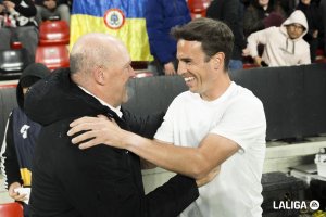 Pepe Mel saluda a Íñigo Pérez.