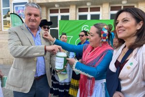 El delegado de Salud, Juan de la Cruz, hace la primera donación del día.