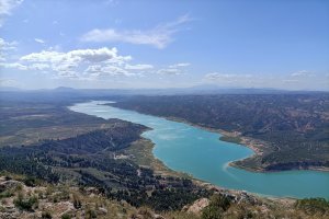 La imagen desde lo más alto del Cerro Jabalcón, que ofrece unas vistas espectaculares del pantano.