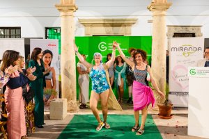Mujeres operadas de cáncer de mama, en diferentes procesos de la enfermedad, participaron el martes en el desfile de la Asociación Española Contr