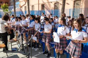 El coro de la Compañía de María participó en la multitudinaria misa que se celebró en la mañana del miércoles 15 en el patio central del colegio.