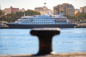 El crucero, en el Puerto de Almeria.