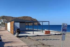 Vista general del chiringuito que se ha construido en la Playa del Lancón, en Carboneras.