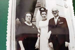 Juanita el día de su boda junto a sus padres Angelina y Francisco.