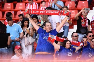 7.558 aficionados en el Estadio de los Juegos Mediterráneos con un comportamiento ejemplar .