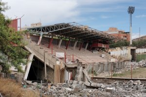 La antigua tribuna apura sus últimos días antes de ser derribada por completo.