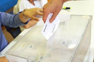 Una persona ejerce su derecho a voto.