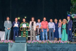 Fotografía de familia del pregonero, Manuel León, junto al alcalde y vecinos reconocidos en la inauguración de las fiestas.