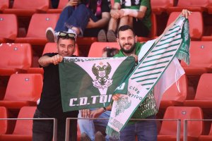 Con las banderas y las bufandas de un equipo histórico de nuestro fútbol.