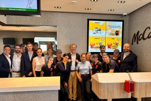 Los directivos y empleados del nuevo McDonald's de Almería posan junto al mostrador.