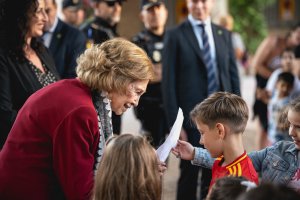 La reina Sofía recibiendo regalos de los más pequeños.