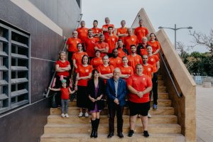 Foto de familia de un club con una enorme proyección.