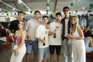 Estela, Reinoso, Ángel, Juanjo, Maxi, Maikol y María en la caseta de la Bodega del Jamón en las fiestas de San Isidro.
