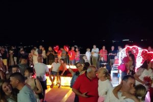 A media noche los asistentes se fundieron en un beso.