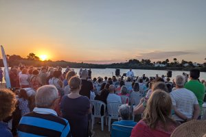 El primer atardecer con encanto en la Laguna de Puerto Rey.