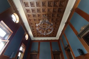 Vista del techo, lámpara y muros del salón noble