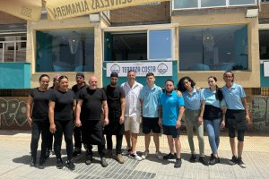 Equipo de Terraza Costa posando en la puerta del restaurante, en el Paseo Marítimo de Almería.