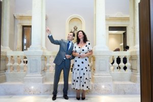 Juanma Moreno y María del Mar Vázquez en la antesala del salón noble