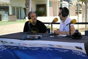 Moisés Palmero, educador ambiental de El Árbol de las Piruletas, en plena entrevista junto a Fran García. | BEGO CÁNOVAS