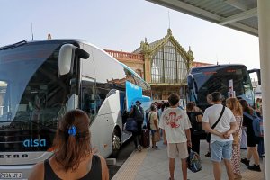 Las esperas ya se realizan en los andenes de la estación provisional de autobuses