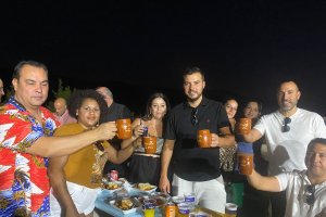 Vecinos de Cánjayar brindando con las jarras de cerveza que dedican al santo una petición: "¡San Arnulfo, ponte otra!