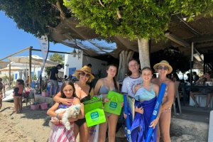 Inma y Juan Ramón, ambos de Sevilla, junto a su familia posando con el kit de Look and Find.