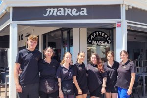 Equipo de la cafetería Marea dando la bienvenida a la radio.
