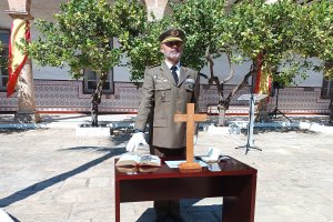Juramento de la toma de posesión del nuevo subdelegado de Defensa en Almería, José Manuel Lupiani Castellanos.