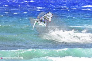 Víctor Fernández surfeando una ola.