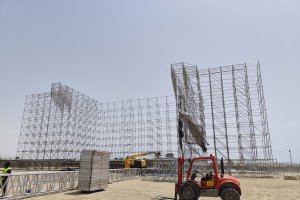 Imagen del montaje del escenario principal del Dreambeach Festival 2024 que se celebrará en Almería.