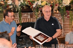 Martín Doblado recibiendo la placa conmemorativa.